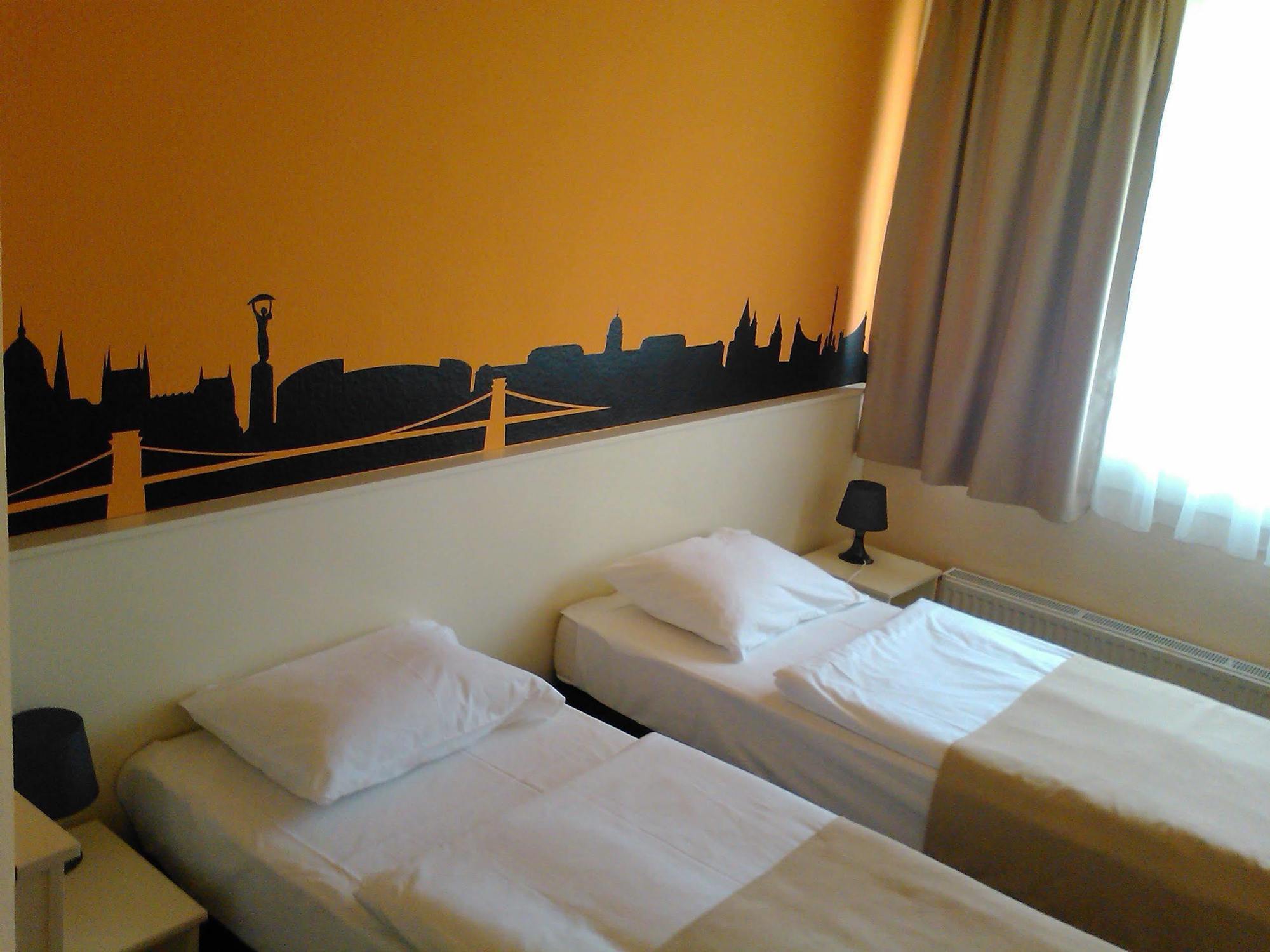 Hotel Pest Inn Budapeste Quarto foto